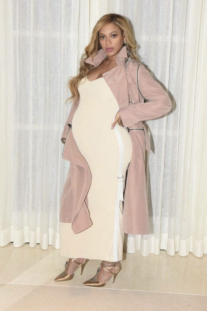 Beyoncé usa moda gestante de acordo com seu estilo.
