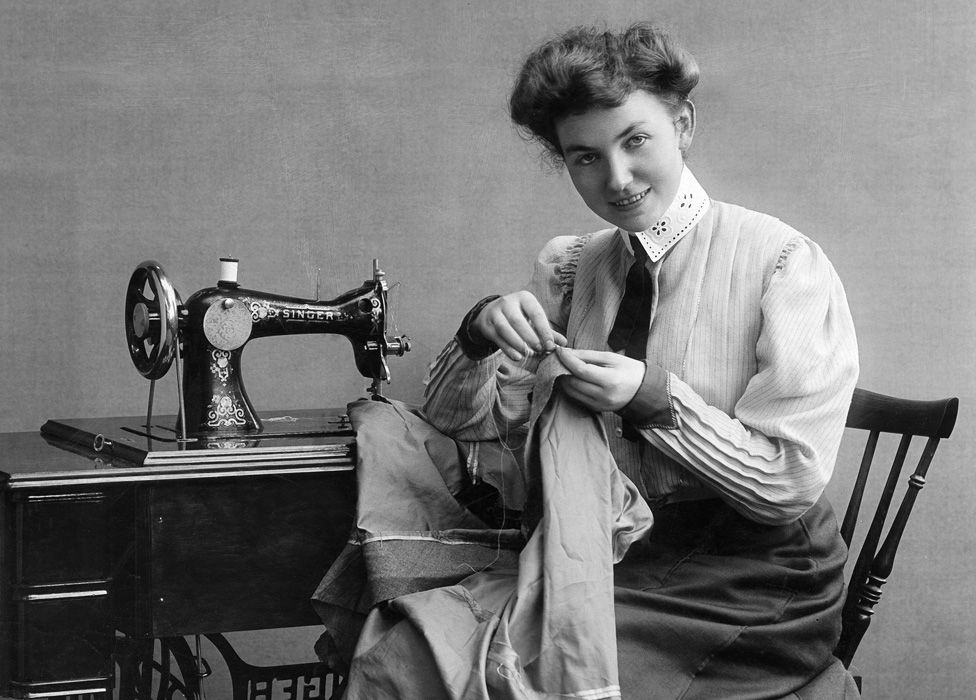Costureira e máquina de costura Singer em 1907