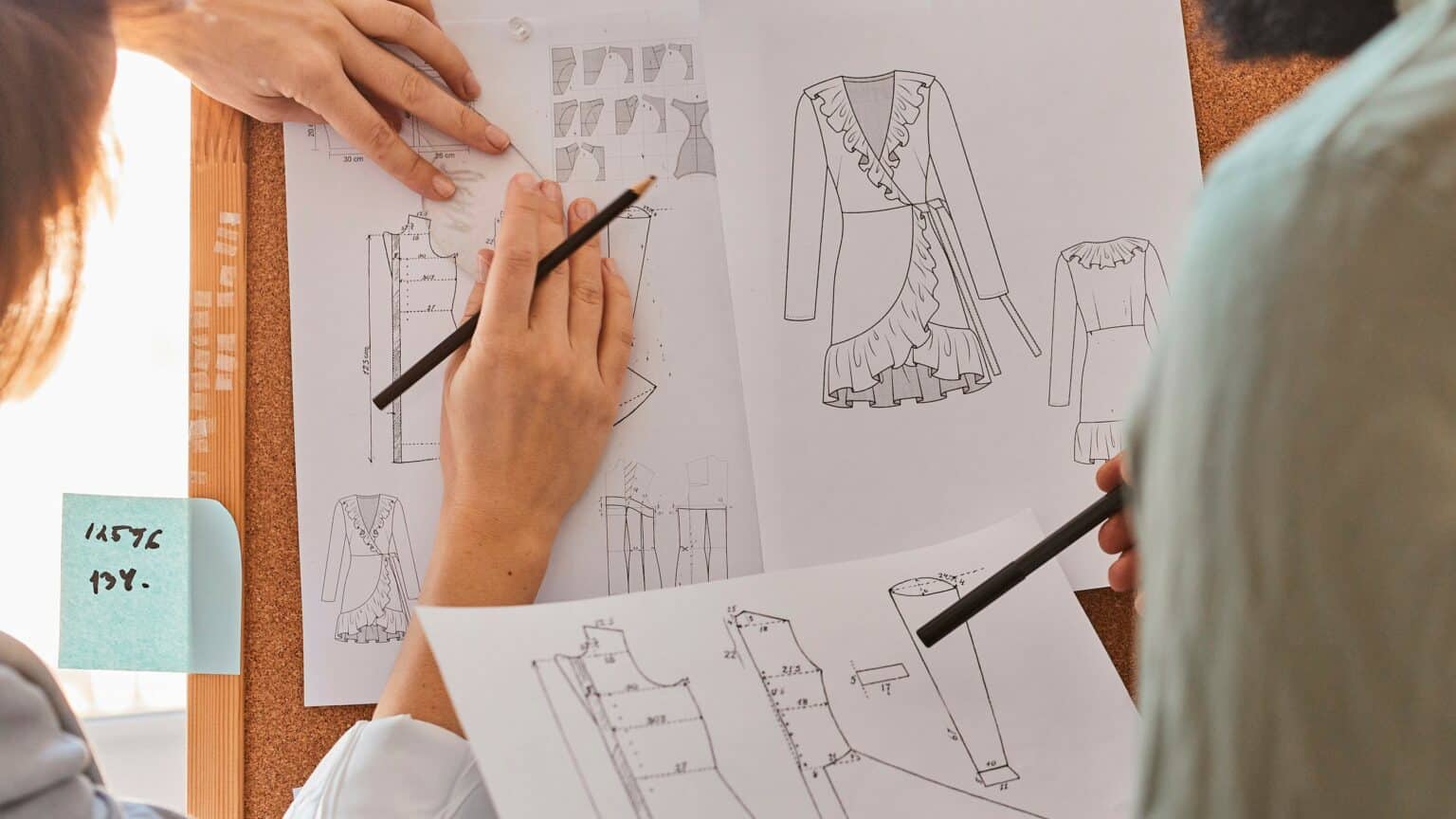 Diseñadores de moda analizan el diseño técnico de la moda