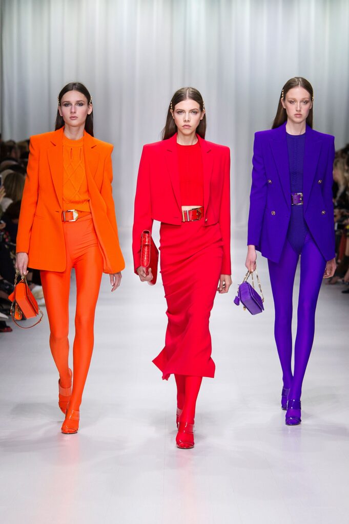 Looks monocromáticos em laranja, vermelho e roxo ready-to-wear Versace 2018
