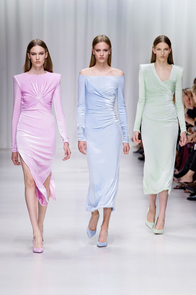 Looks monocromáticos em cores claras ready-to-wear Versace 2018