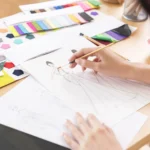 Designer de moda criando desenho de roupas.