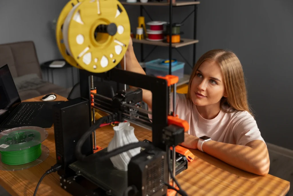 Mulher operando impressora 3D de tecnologia têxtil.