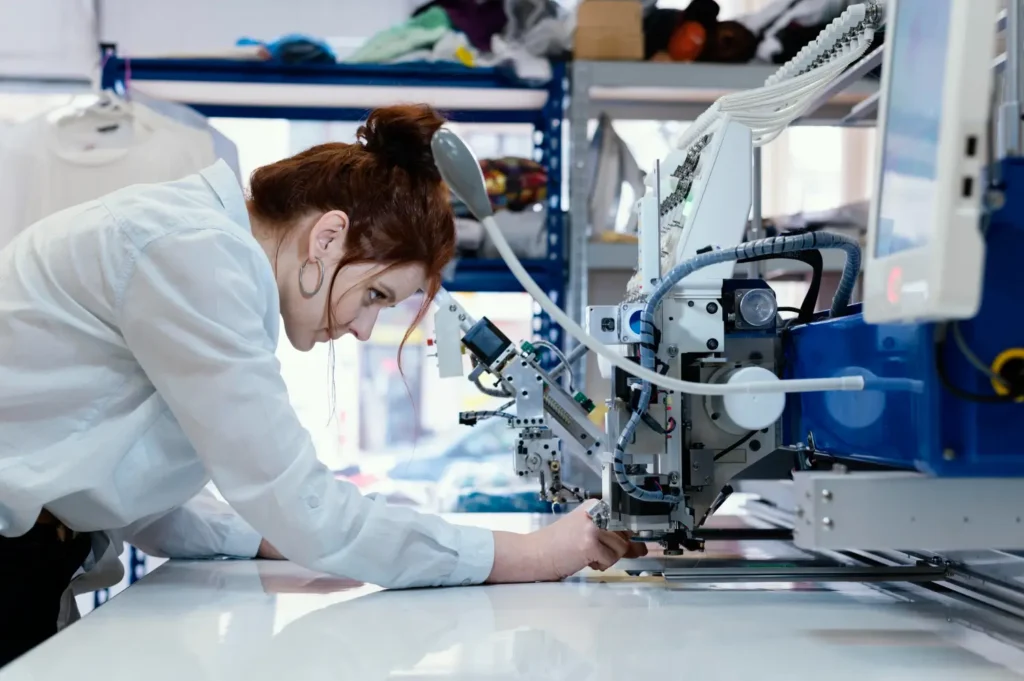 Dona de confecção utilizando a automatização industrial no seu dia a dia