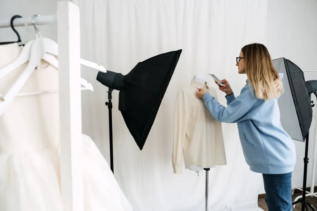 Professionista che organizza i materiali per un editoriale di moda
