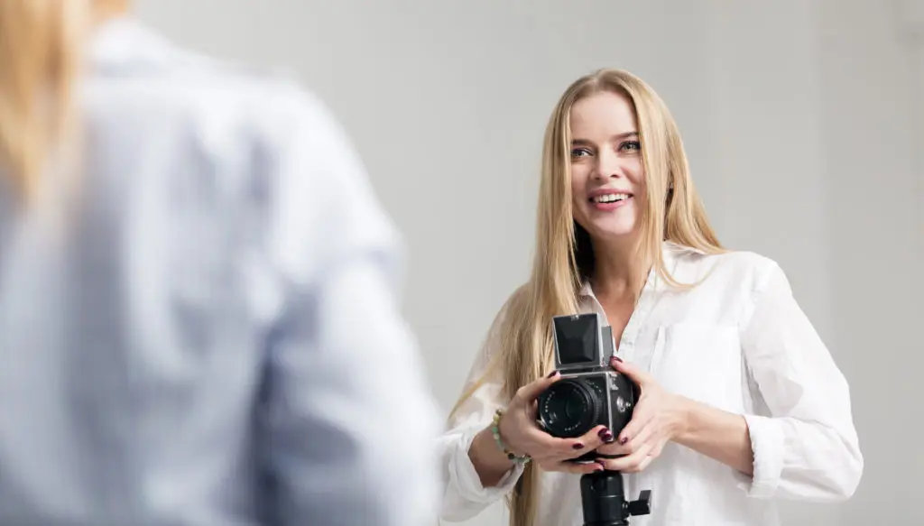 Professionista della moda durante uno shooting fotografico per un editoriale