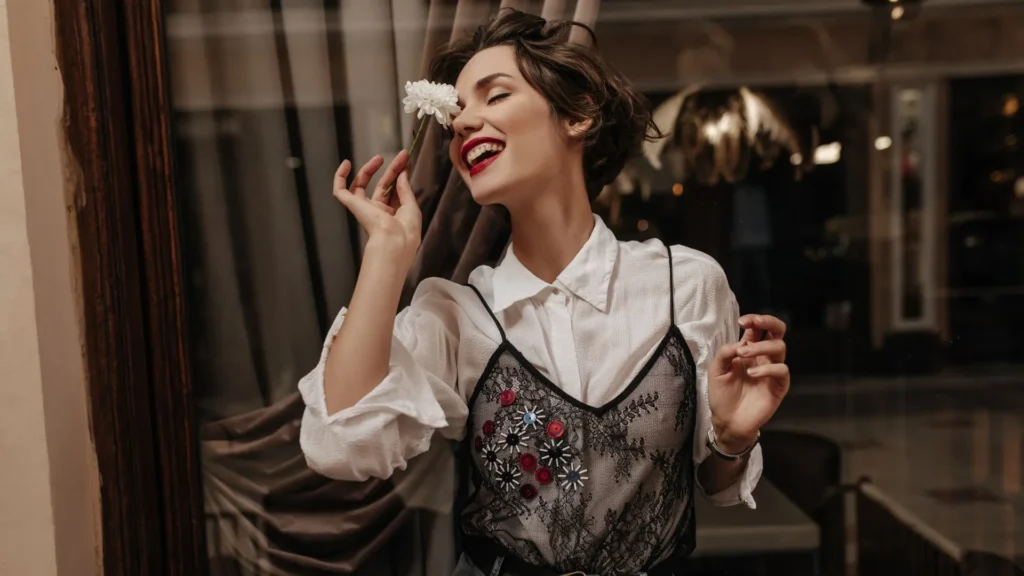 Estilo de moda romantico: Prendas ajustadas y cortes estratégicos para destacar la silueta”