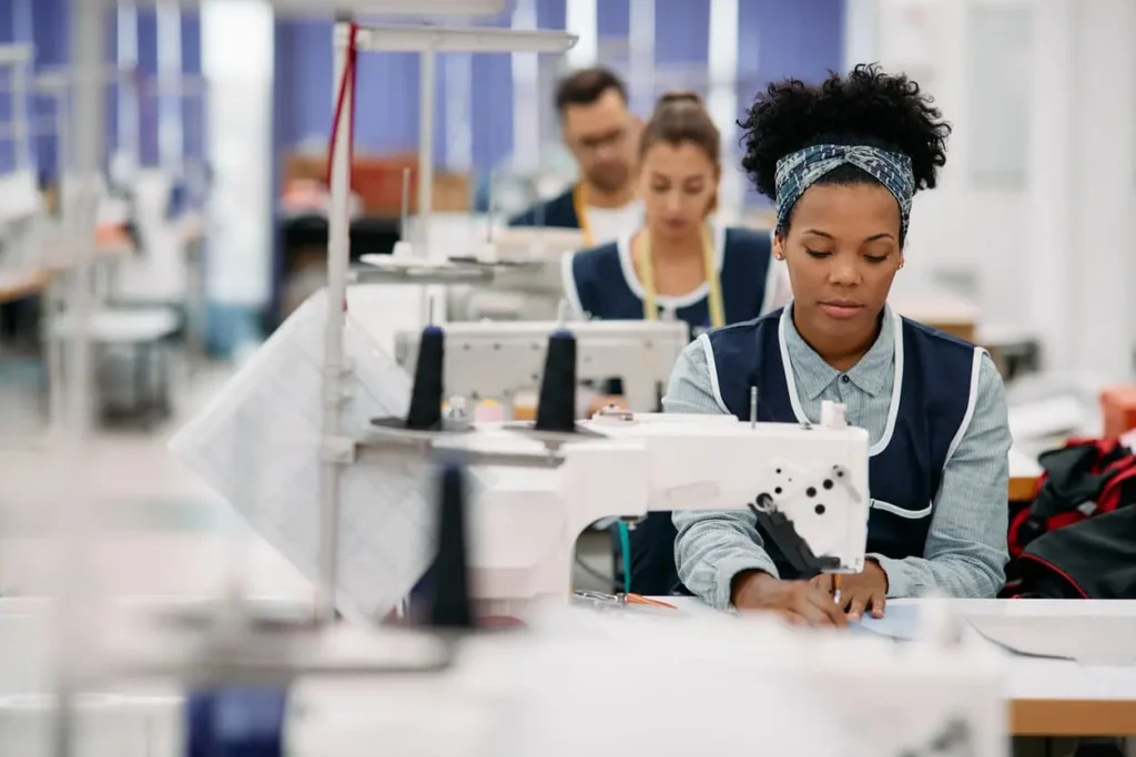 O conceito de lean manufacturing aplicado no setor de costura de uma indústria têxtil.
