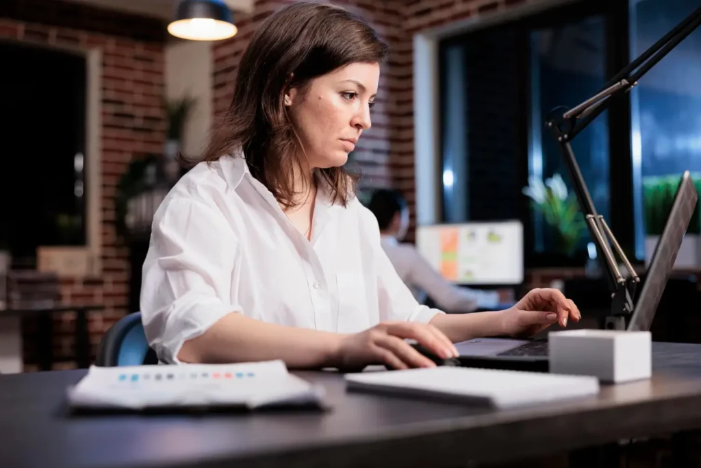 Mulher usando software SaaS no trabalho