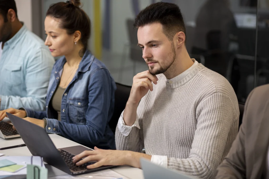 dos diseñadores trabajando en un software Saas