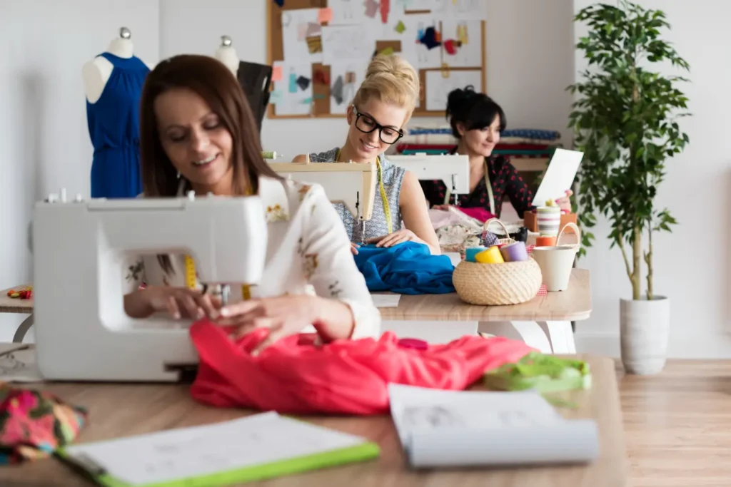 Colaboradoras de uma confecção de moda