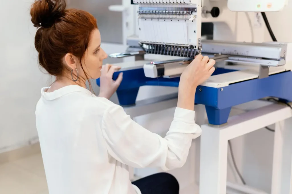 Fabricación avanzada: mujer manejando una máquina industrial