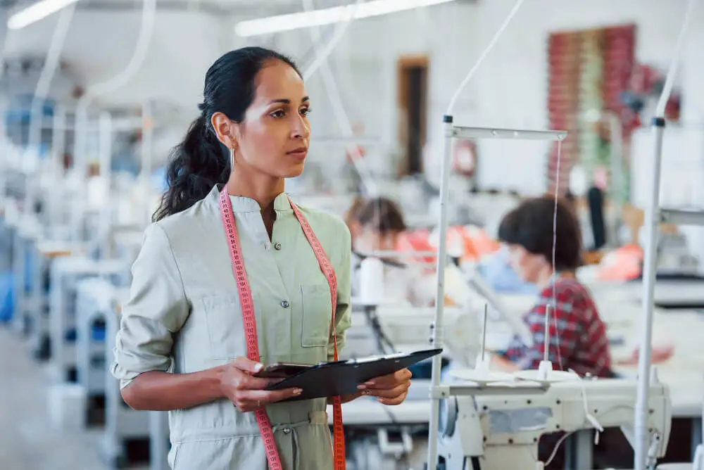 Profissional conferindo processos da confecção.