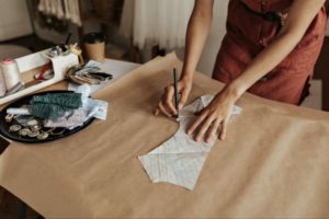 Profesional de moda realizando un patronaje manual