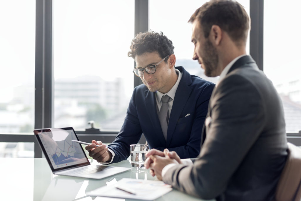 empresários analisando gastos e faturamento
