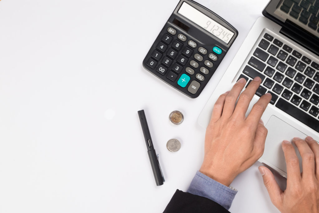 empresário calculando valores de gastos