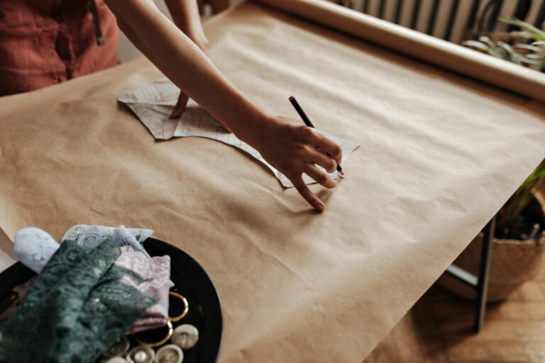 ¿Cómo funciona el proceso de producción textil en la confección de moda?