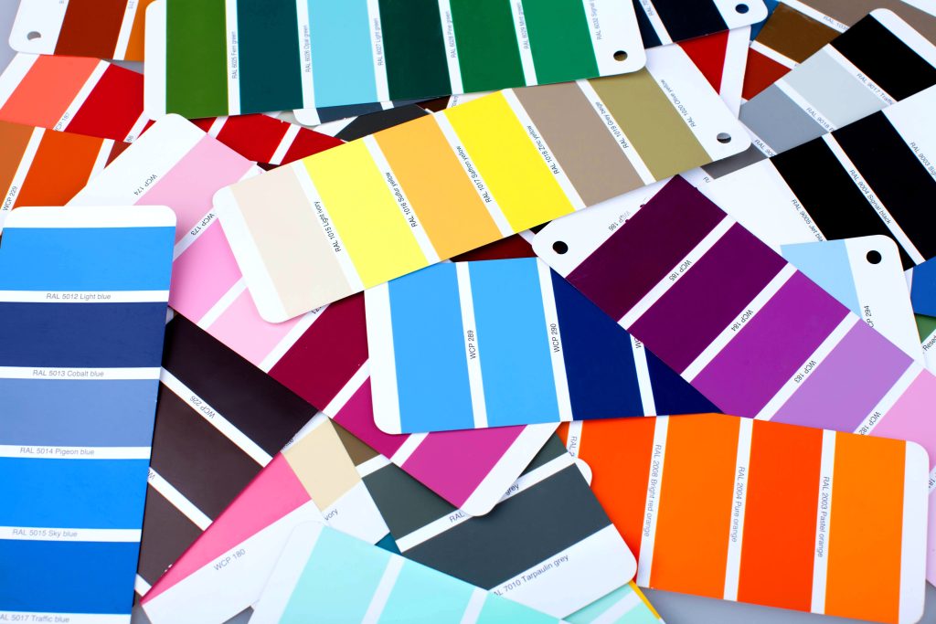 Varios colores y sus tonos para usar en una colección de moda.