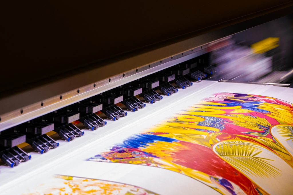 Máquina imprimindo o desenho no tecido de forma digital.