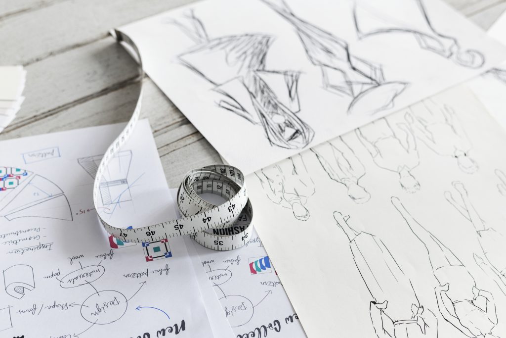 Desenhos de croqui de moda em papel