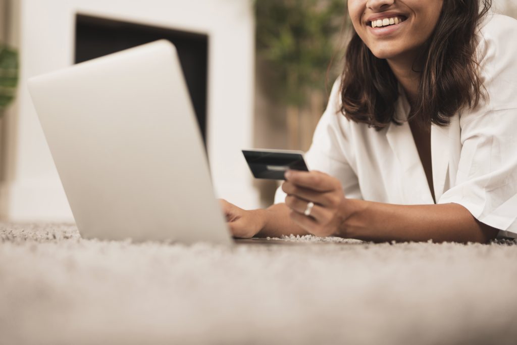 Fashion market: Woman shopping online.