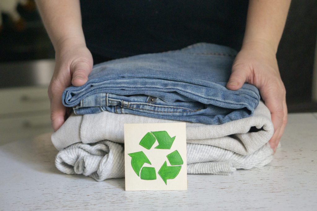O que é modelagem3D: peças de roupa  com simbolo de reciclagem