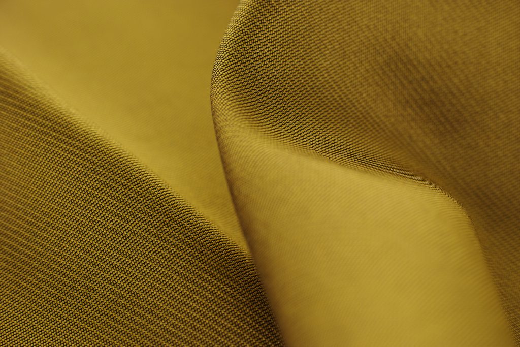 Tecido gabardine na cor dourado.