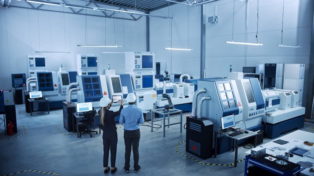 Sala com diversas máquinas tecnológicas para a indústria