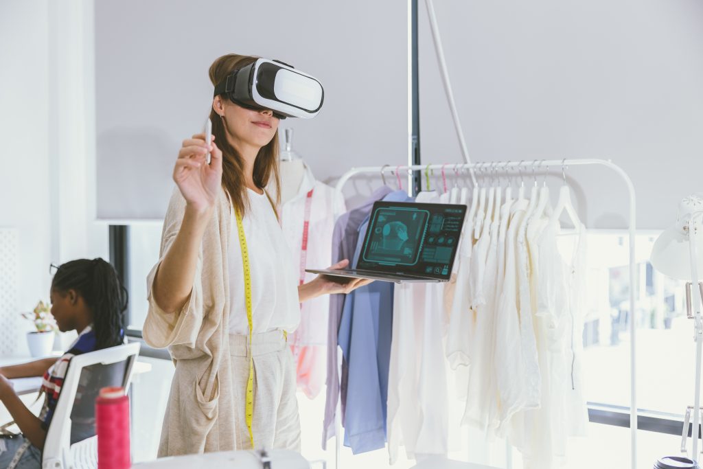 Clothing virtual fitting room: how can it boost e-commerce stores?