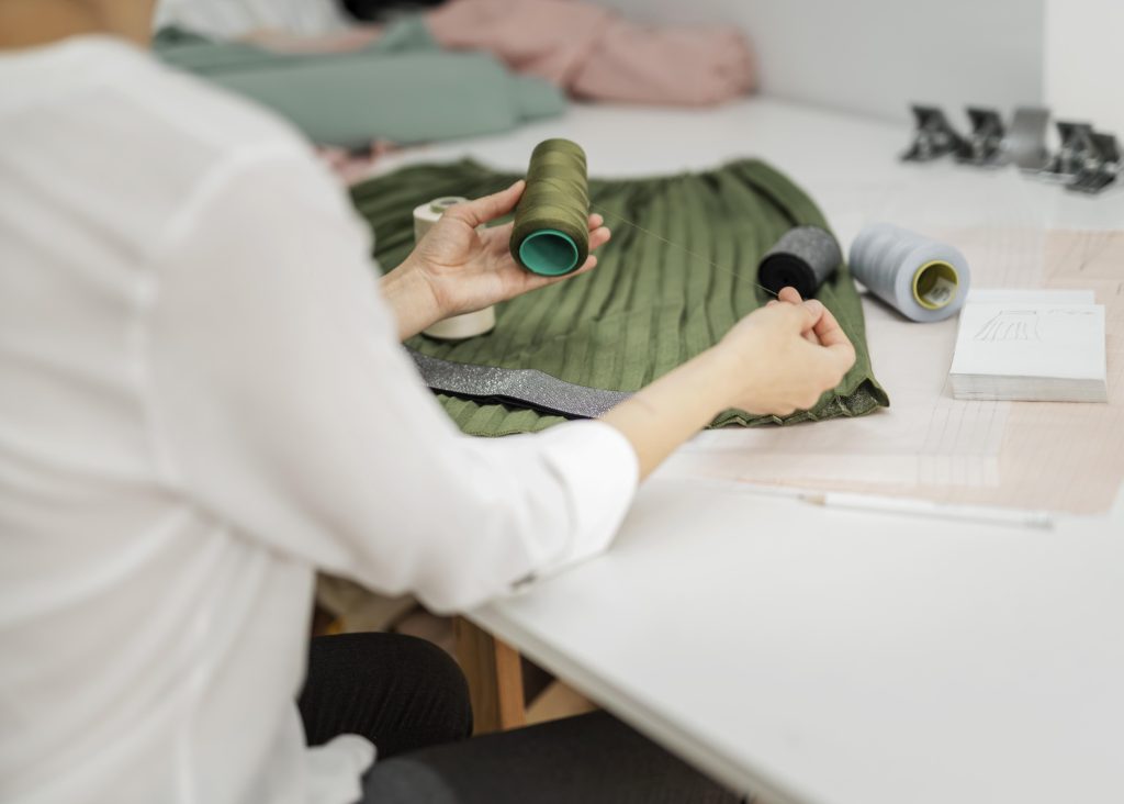 Elección de los hilos para el proceso de costura que forma parte del flujograma de una empresa textil