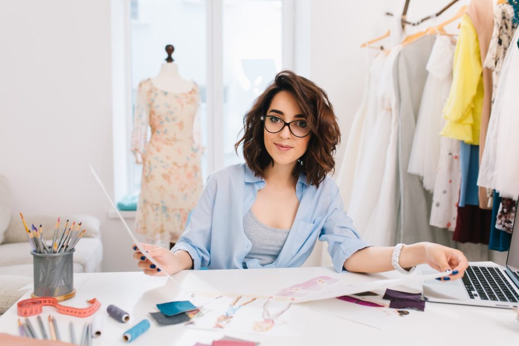 Imagen de una mujer exitosa en el mercado textil, representando la industria de la moda y la confección