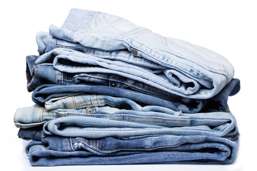 Calças jeans com lavagens diferentes.