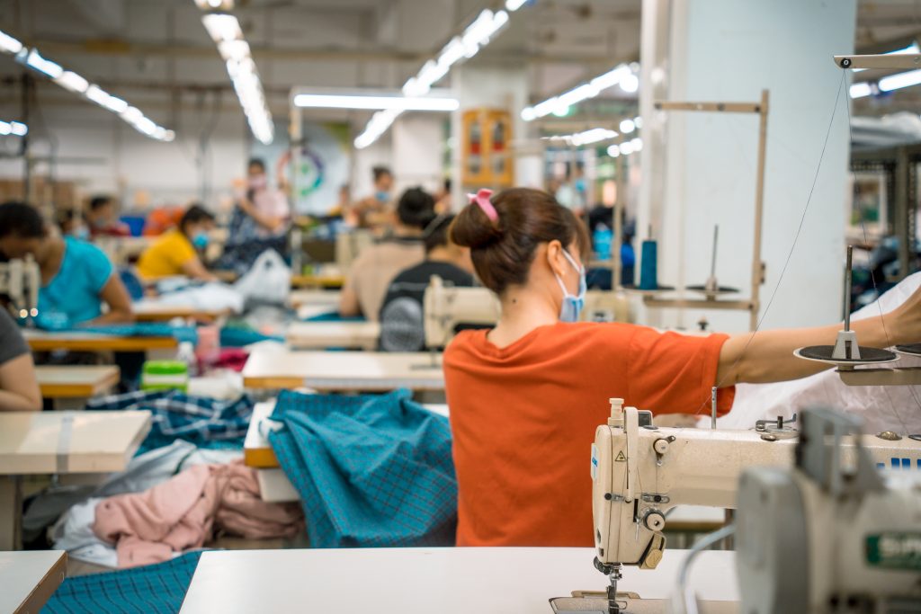 Produção de roupas em fábrica 