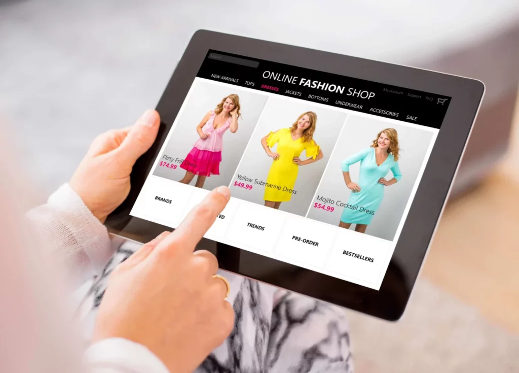 Tablet com e-commerce de moda aberto.