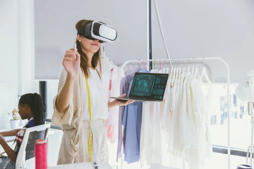 mujer utilizando un probador de ropa virtual