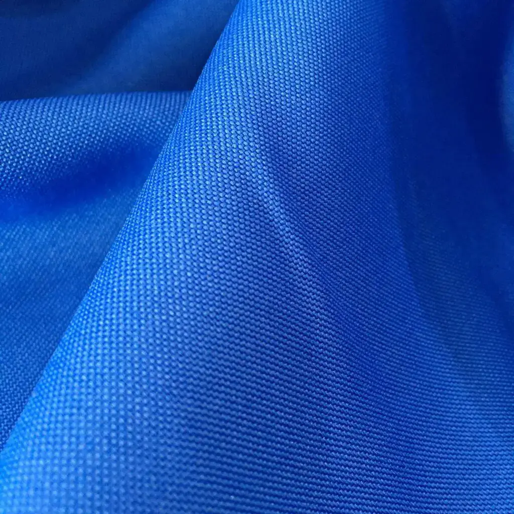 Detalhes do tecido Oxford na cor azul.