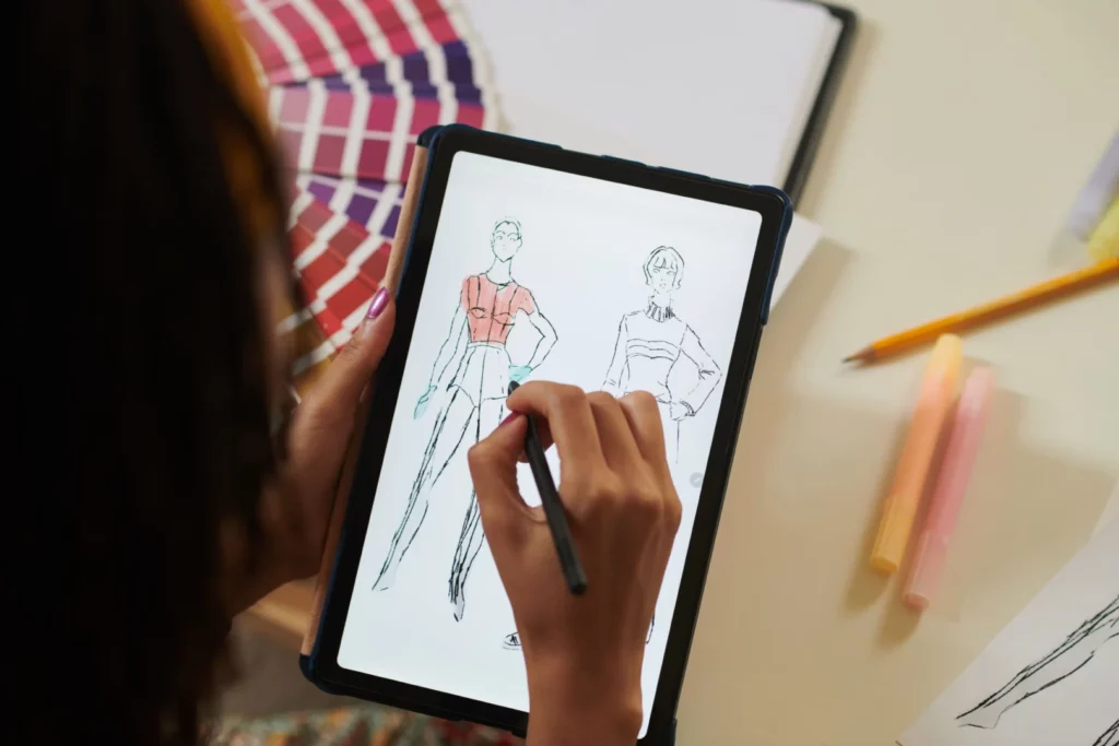 Estilista de moda digital desenhando manequim em tablet 