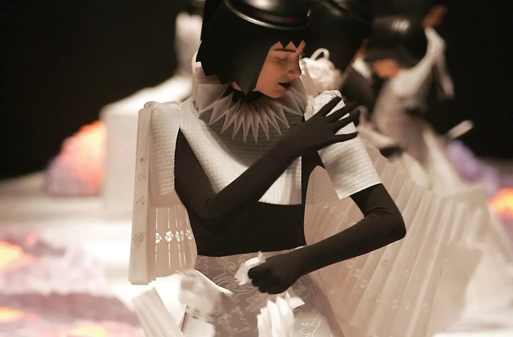 Modelo com peças feitas em papel no desfile de moda da grife Jum Nakao