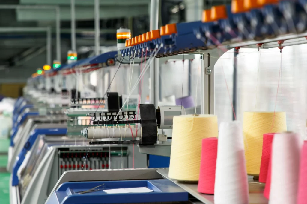 Máquinas e linhas de costura de uma linha de produção de roupa