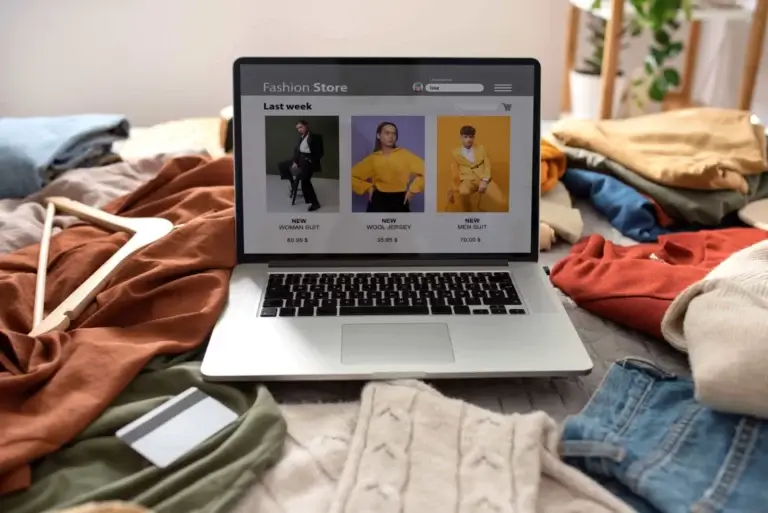 How to start an online fashion store:
Computer screen showing an e-commerce that contains a virtual fitting room.