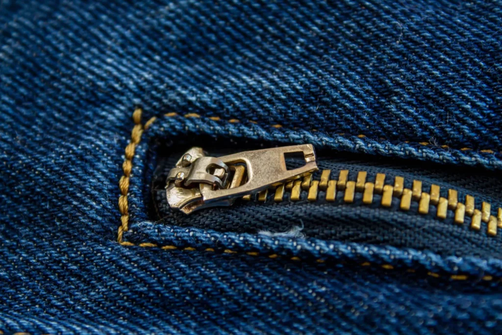 Jeans com zíper de ferro fechado.