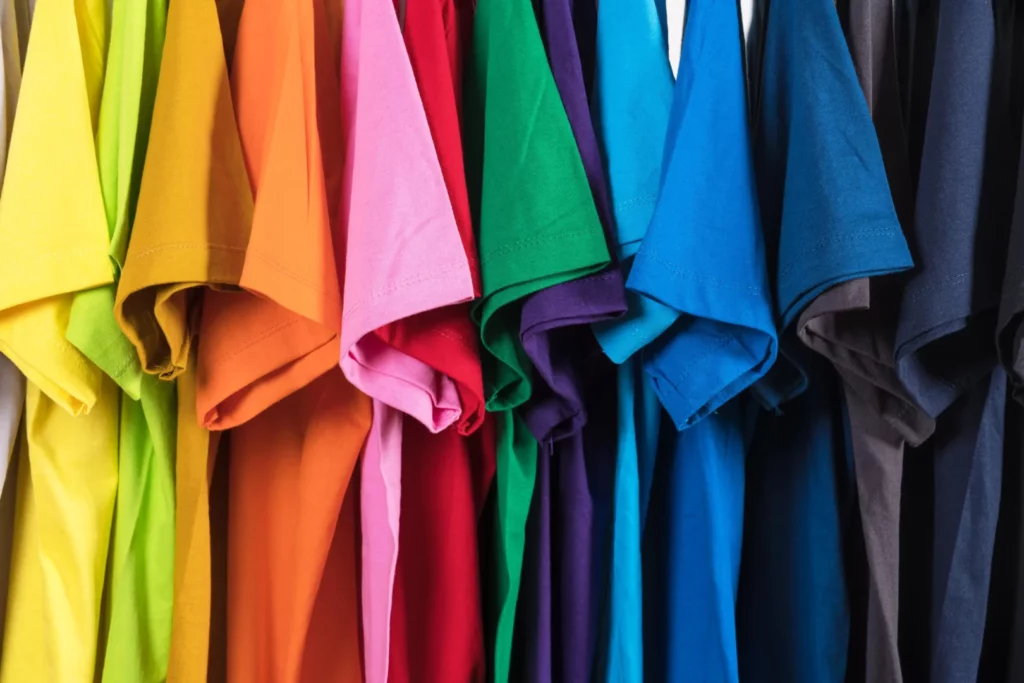 Calcular consumo de tecido: blusas coloridas em cabides