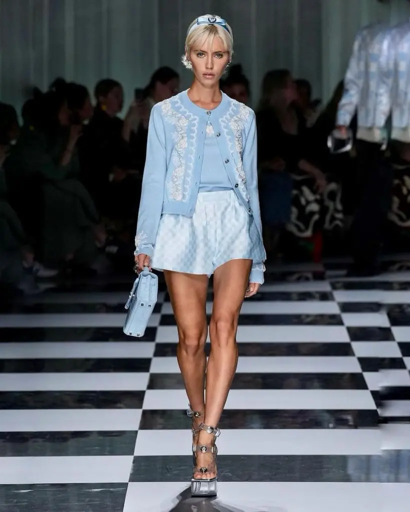 Desfile Versace trazendo a tendência de primavera verão 2024 azul bebê 