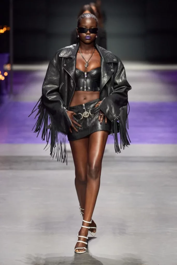 Modelos desfilando no fashion week com algumas tendências primavera verão 2024 de moda como cintura baixa