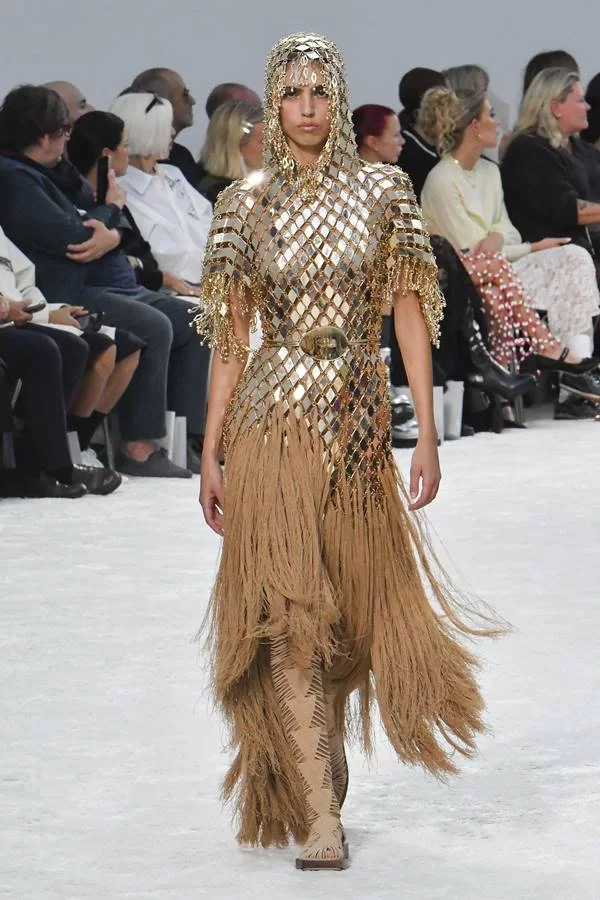 Tendência primavera verão 2024 desfile Rabanne metalizado 