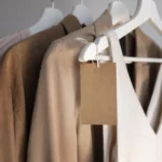 pe&ccedil;as de roupas de tom nude em cabides de planejamento de cole&ccedil;&atilde;o de moda