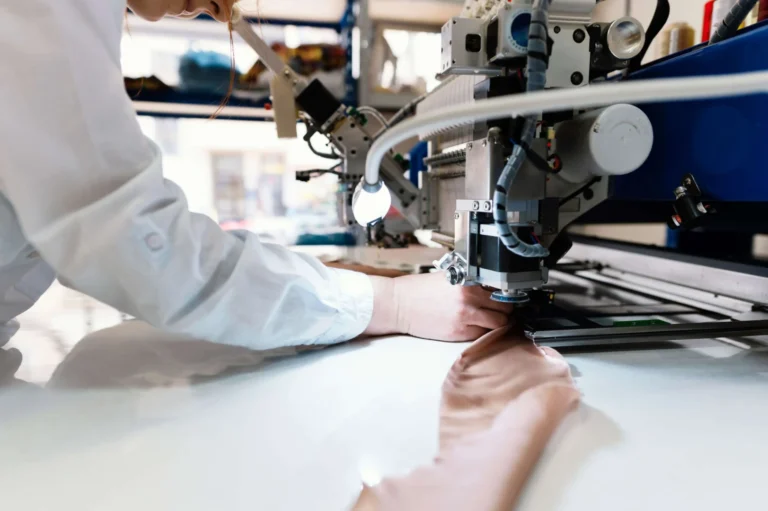 Migliora la qualità dei tuoi capi con un tavolo da taglio tessuti