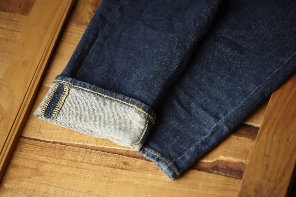barra de calça jeans dobrada e simples