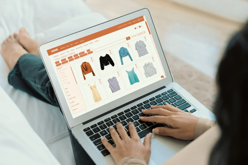 Como aumentar as vendas de uma loja: mulher olhando site de roupas femininas