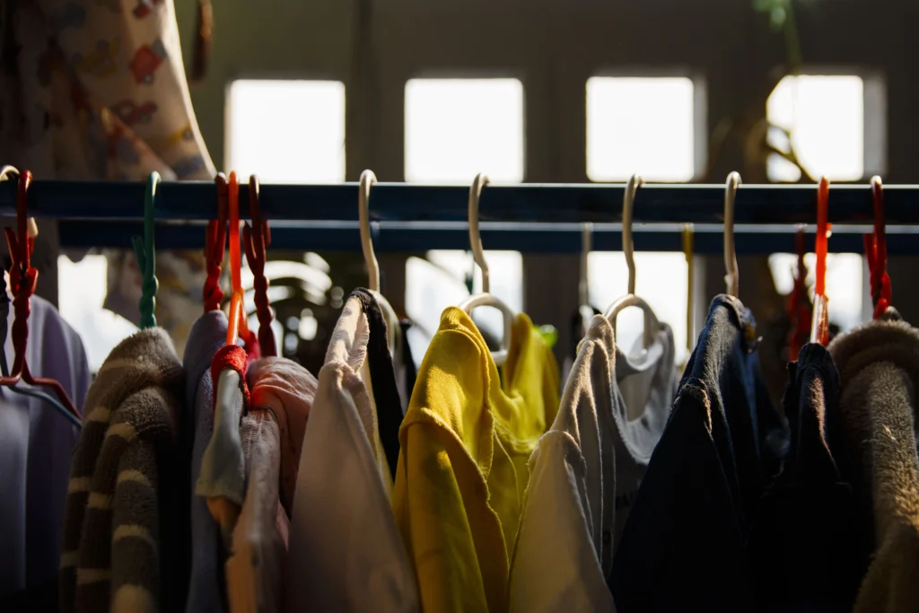 Peças de roupa organizadas em centro de distribuição de roupas